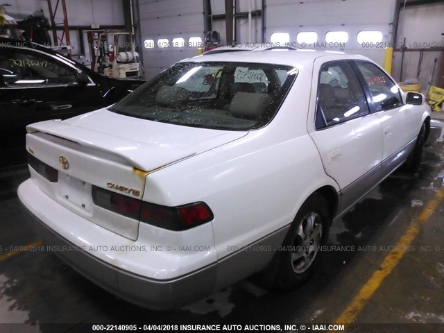 JT2BG22K3X0284502 - 1999 TOYOTA CAMRY LE/XLE WHITE photo 4