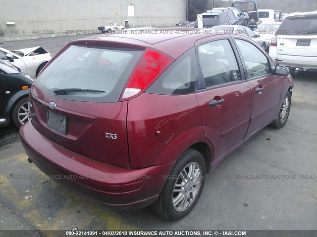 3FAFP37384R115187 - 2004 FORD FOCUS ZX5 RED photo 4