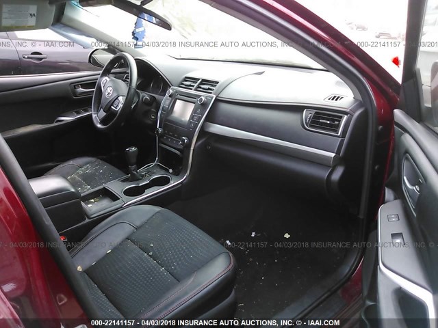 4T1BF1FK4FU977287 - 2015 TOYOTA CAMRY LE/XLE/SE/XSE Bordeaux Foto 5