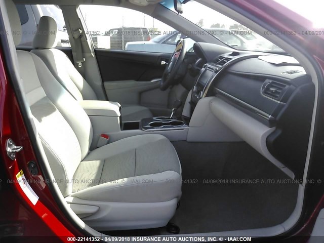 4T1BD1FK4EU098103 - 2014 TOYOTA CAMRY HYBRID/LE/XLE 红色 照片 5
