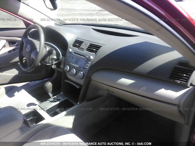 4T1BK3EK9BU118117 - 2011 TOYOTA CAMRY SE/LE/XLE BURGUNDY photo 5