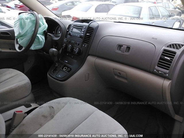 KNDMB233166058976 - 2006 KIA SEDONA EX/LX RED photo 5