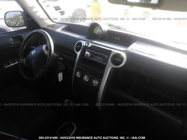 JTLKT324X40141394 - 2004 TOYOTA SCION XB SILVER photo 5