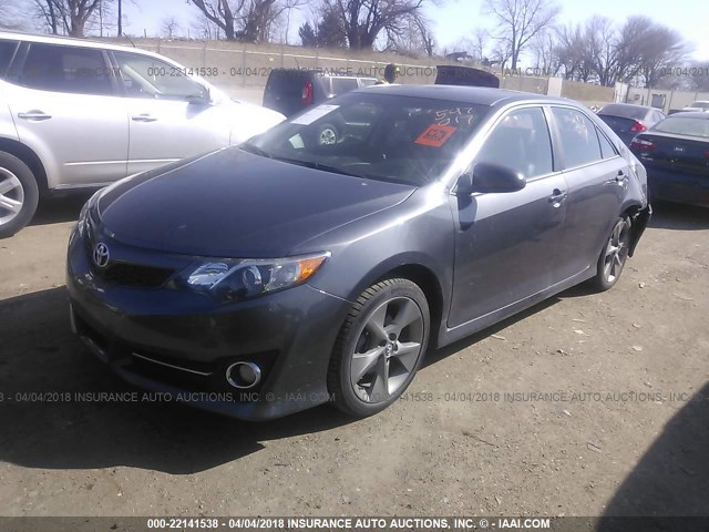 4T1BF1FK4EU397584 - 2014 TOYOTA CAMRY L/SE/LE/XLE 灰色 照片 2