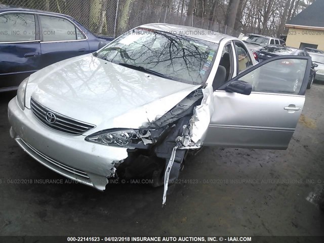 4T1BE32K15U957422 - 2005 TOYOTA CAMRY LE/XLE/SE SILVER photo 2