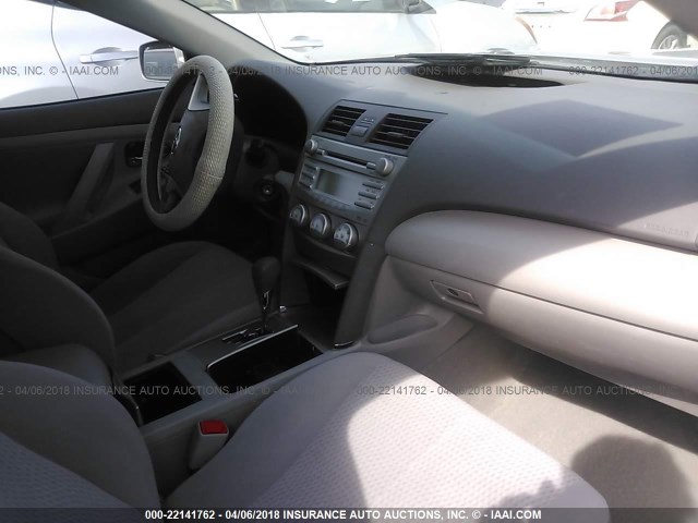 4T4BF3EK5BR154381 - 2011 TOYOTA CAMRY SE/LE/XLE Күміс фото 5