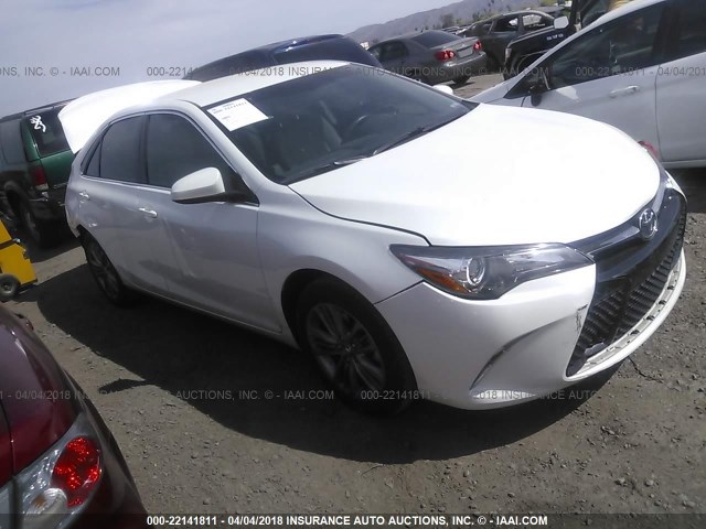 4T1BF1FK1HU300359 - 2017 TOYOTA CAMRY LE/XLE/SE/XSE WHITE photo 1