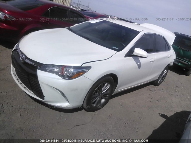4T1BF1FK1HU300359 - 2017 TOYOTA CAMRY LE/XLE/SE/XSE WHITE photo 2