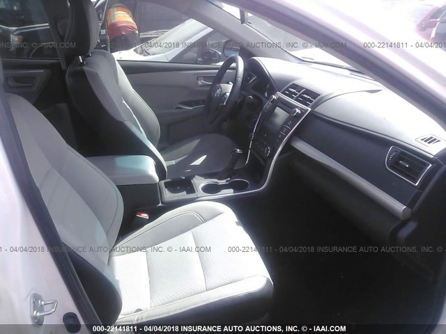 4T1BF1FK1HU300359 - 2017 TOYOTA CAMRY LE/XLE/SE/XSE WHITE photo 5