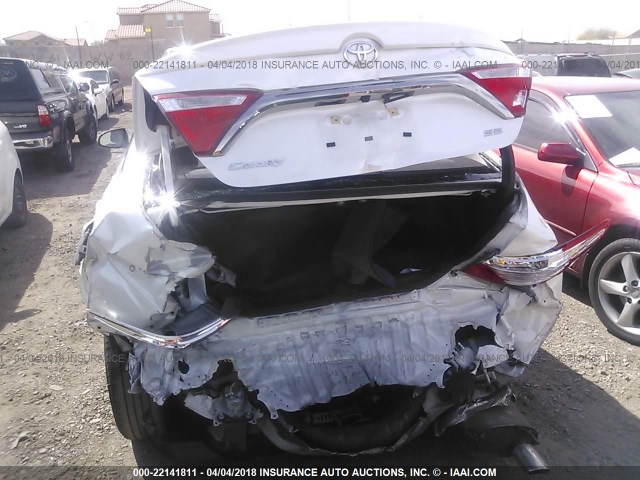 4T1BF1FK1HU300359 - 2017 TOYOTA CAMRY LE/XLE/SE/XSE WHITE photo 6