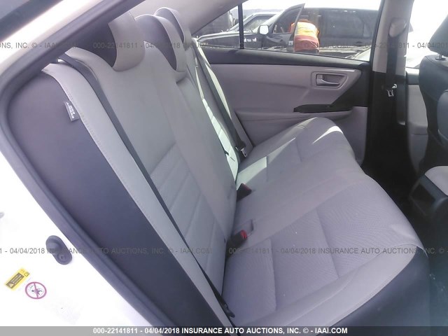 4T1BF1FK1HU300359 - 2017 TOYOTA CAMRY LE/XLE/SE/XSE WHITE photo 8
