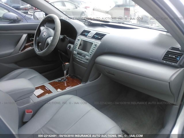 4T1BK46K69U595425 - 2009 TOYOTA CAMRY SE/LE/XLE ვერცხლისფერი ფოტო 5