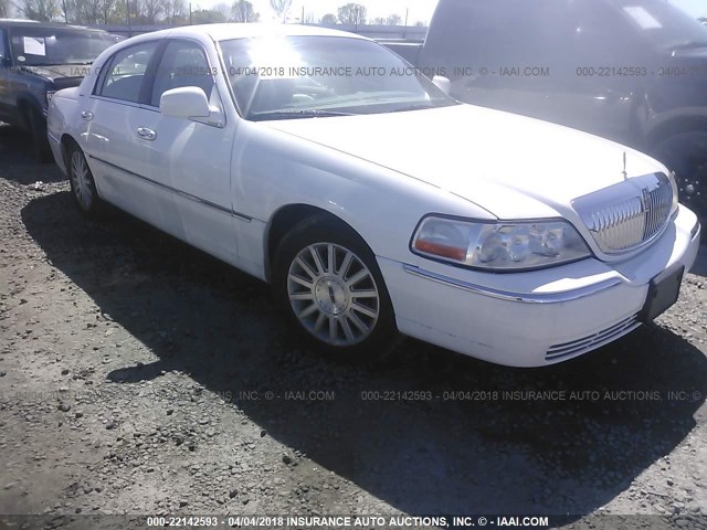 1LNHM81W54Y602209 - 2004 LINCOLN TOWN CAR EXECUTIVE/SIGNATURE თეთრი ფოტო 1