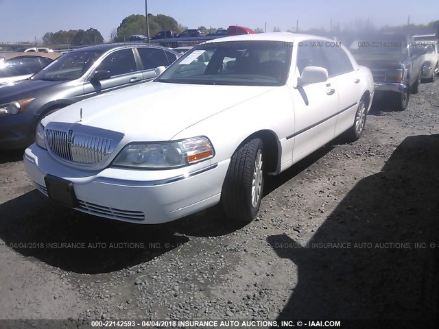 1LNHM81W54Y602209 - 2004 LINCOLN TOWN CAR EXECUTIVE/SIGNATURE თეთრი ფოტო 2