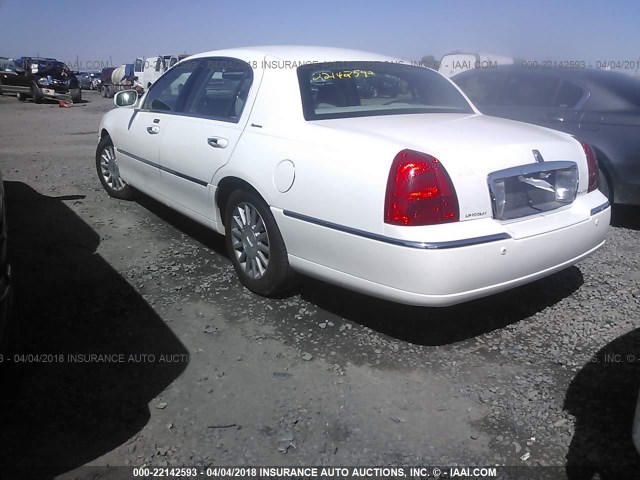 1LNHM81W54Y602209 - 2004 LINCOLN TOWN CAR EXECUTIVE/SIGNATURE თეთრი ფოტო 3