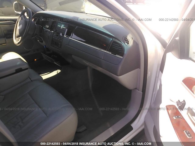 1LNHM81W54Y602209 - 2004 LINCOLN TOWN CAR EXECUTIVE/SIGNATURE თეთრი ფოტო 5