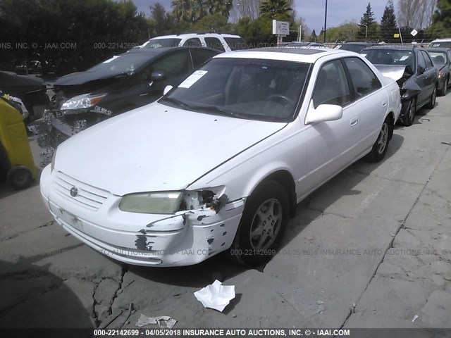 JT2BG22KXV0015975 - 1997 TOYOTA CAMRY LE/XLE თეთრი ფოტო 2