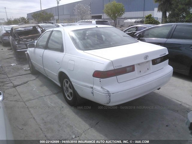 JT2BG22KXV0015975 - 1997 TOYOTA CAMRY LE/XLE WHITE photo 3