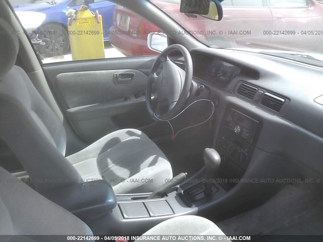 JT2BG22KXV0015975 - 1997 TOYOTA CAMRY LE/XLE თეთრი ფოტო 5