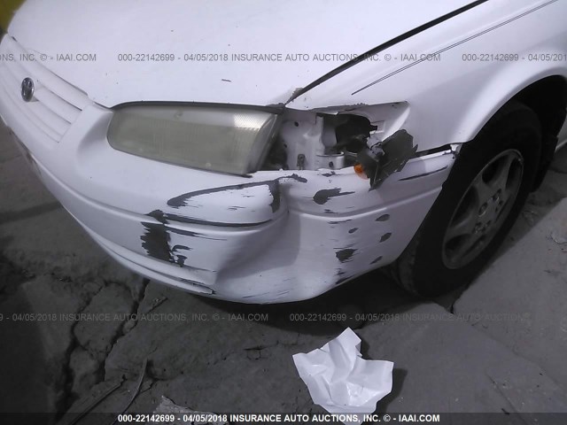 JT2BG22KXV0015975 - 1997 TOYOTA CAMRY LE/XLE თეთრი ფოტო 6