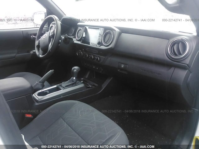 3TMCZ5AN9HM056702 - 2017 TOYOTA TACOMA DBL CAB/SR/TRDSPT/OR/PRO თეთრი ფოტო 5