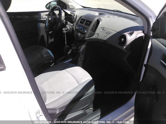 1G1JA5SHXC4135607 - 2012 CHEVROLET SONIC LS 白色 照片 5