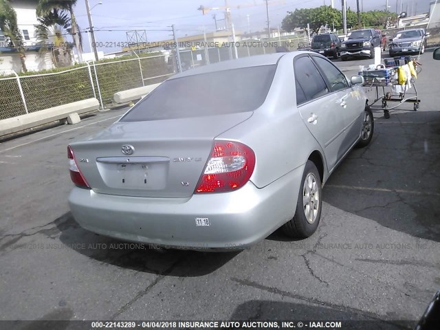 JTDBF32K240156943 - 2004 TOYOTA CAMRY LE/XLE ნაცრისფერი ფოტო 4