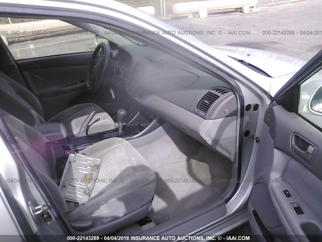 JTDBF32K240156943 - 2004 TOYOTA CAMRY LE/XLE GRAY photo 5