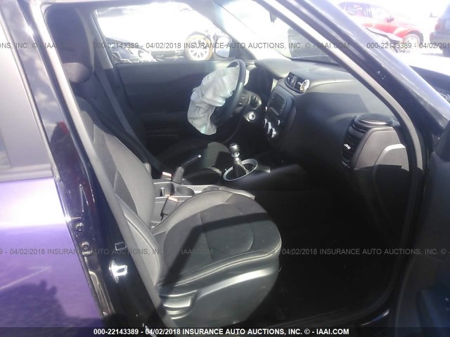 KNDJN2A21H7483759 - 2017 KIA SOUL PURPLE photo 5