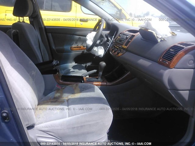 4T1BE32K43U735101 - 2003 TOYOTA CAMRY LE/XLE/SE BLUE photo 5