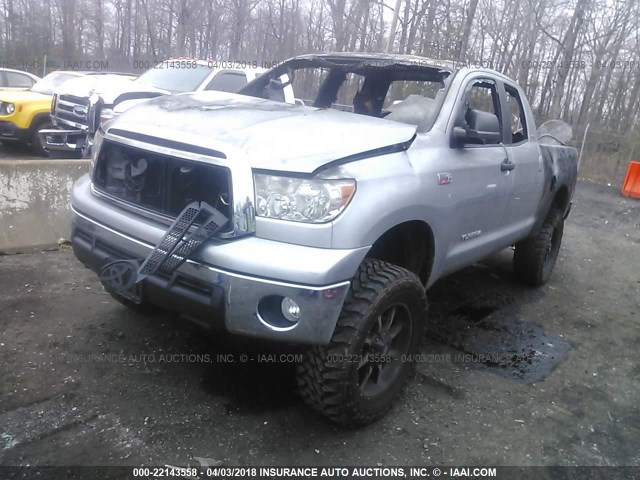 5TFUY5F18CX235300 - 2012 TOYOTA TUNDRA DOUBLE CAB SR5 SILVER photo 2