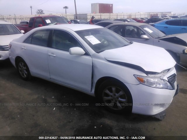 4T1BF3EK4BU596353 - 2011 TOYOTA CAMRY SE/LE/XLE WHITE photo 1