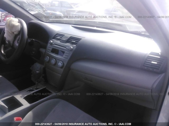 4T1BF3EK4BU596353 - 2011 TOYOTA CAMRY SE/LE/XLE WHITE photo 5