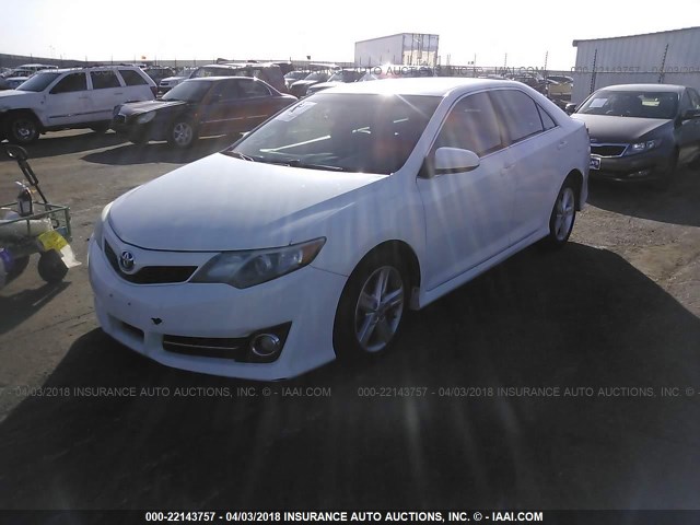 4T1BF1FK7CU142585 - 2012 TOYOTA CAMRY SE/LE/XLE WHITE photo 2