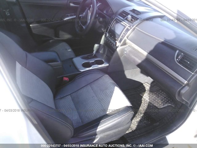 4T1BF1FK7CU142585 - 2012 TOYOTA CAMRY SE/LE/XLE WHITE photo 5