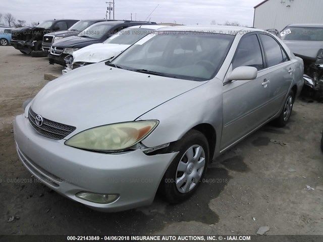 JTDBE32K040271382 - 2004 TOYOTA CAMRY LE/XLE SILVER photo 2