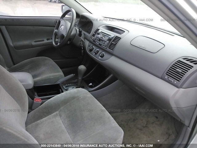 JTDBE32K040271382 - 2004 TOYOTA CAMRY LE/XLE SILVER photo 5