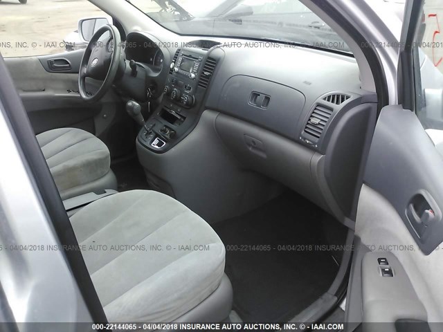 KNDMB233696276609 - 2009 KIA SEDONA EX/LX SILVER photo 5