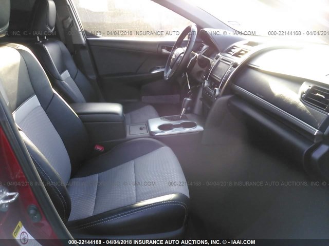 4T1BF1FK1DU699591 - 2013 TOYOTA CAMRY L/SE/LE/XLE წითელი ფოტო 5