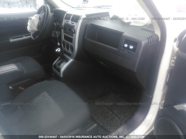 1J8FT28WX8D767129 - 2008 JEEP PATRIOT SPORT WHITE photo 5