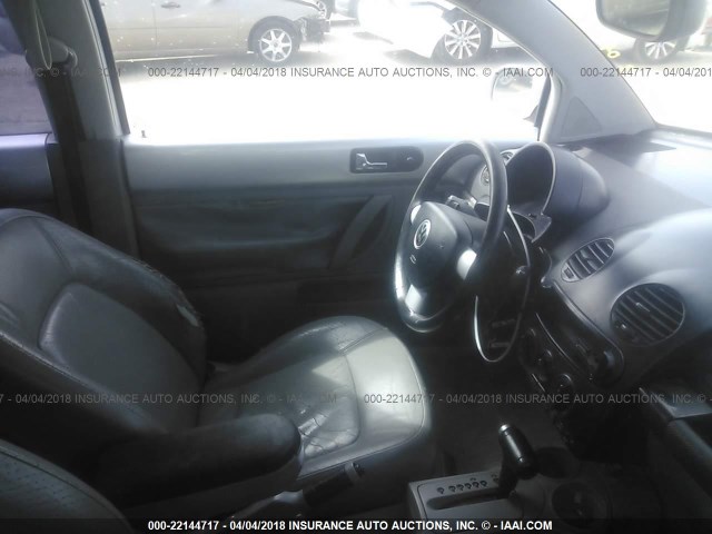3VWDD21C12M411978 - 2002 VOLKSWAGEN NEW BEETLE GLX 银色 照片 5