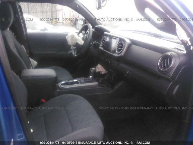 3TMCZ5AN4HM088344 - 2017 TOYOTA TACOMA DBL CAB/SR/TRDSPT/OR/PRO ლურჯი ფოტო 5