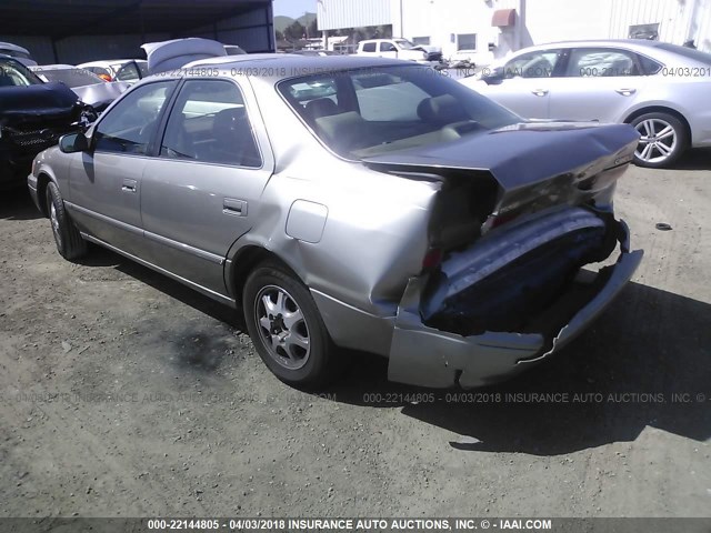 JT2BG22K8V0046786 - 1997 TOYOTA CAMRY LE/XLE BEIGE photo 3