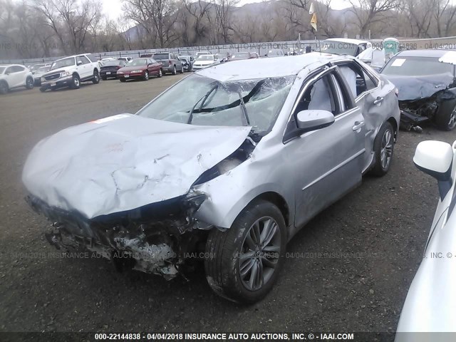 4T1BF1FK2GU119690 - 2016 TOYOTA CAMRY LE/XLE/SE/XSE ვერცხლისფერი ფოტო 2