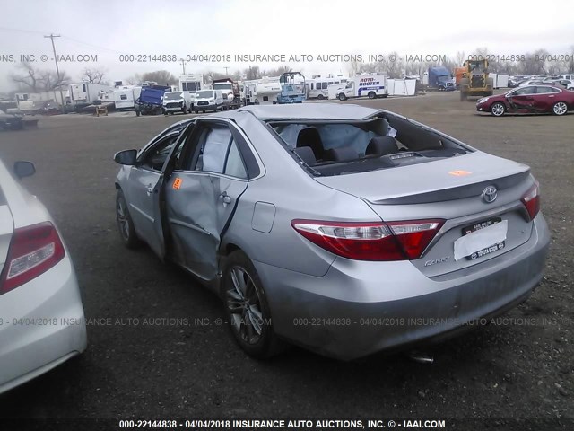 4T1BF1FK2GU119690 - 2016 TOYOTA CAMRY LE/XLE/SE/XSE ვერცხლისფერი ფოტო 3