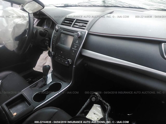 4T1BF1FK2GU119690 - 2016 TOYOTA CAMRY LE/XLE/SE/XSE ვერცხლისფერი ფოტო 5