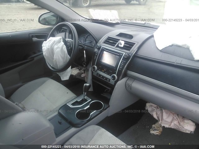 4T1BF1FK5CU527076 - 2012 TOYOTA CAMRY SE/LE/XLE თეთრი ფოტო 5