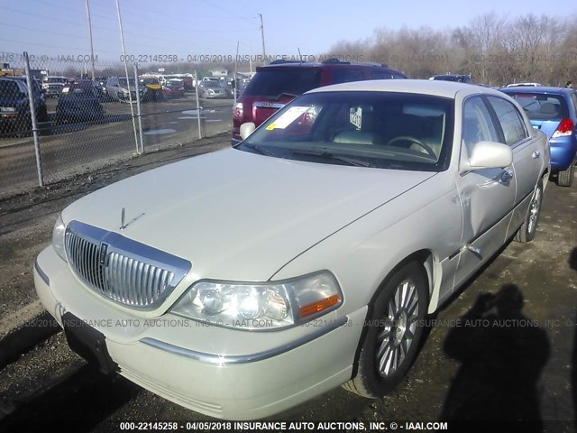 1LNHM81W44Y686930 - 2004 LINCOLN TOWN CAR EXECUTIVE/SIGNATURE Beyaz fotoğraf 2