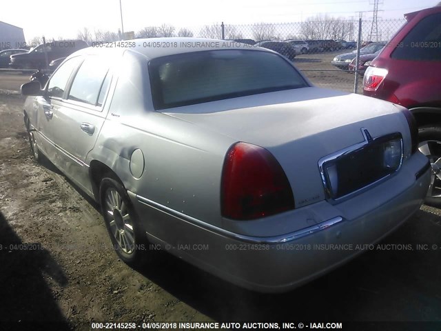 1LNHM81W44Y686930 - 2004 LINCOLN TOWN CAR EXECUTIVE/SIGNATURE Beyaz fotoğraf 3