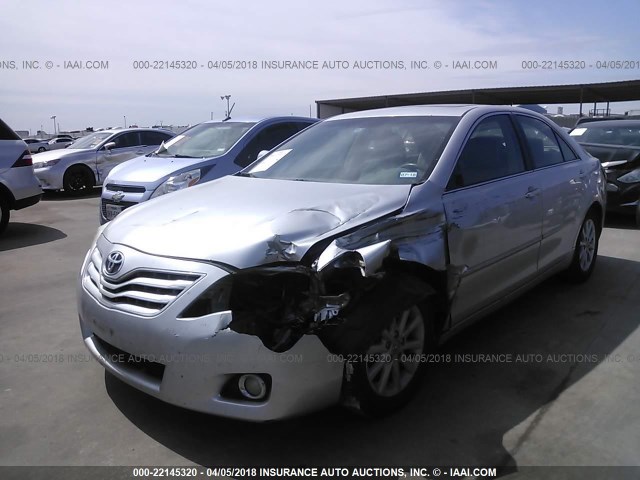 4T4BF3EK2AR035699 - 2010 TOYOTA CAMRY SE/LE/XLE SILVER photo 2